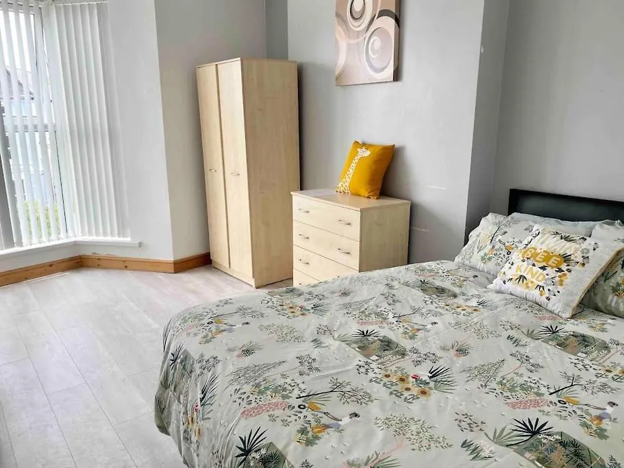 Swansea City Bay - 5 Bed Townhouse 0*,  United Kingdom