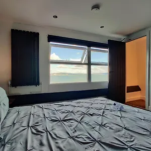  Holiday home The Clifton - Sea View - By Tifa Stays