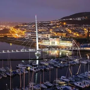  Holiday home Luxe Living Guest House-sleeps 6-private Parking-free Wifi-beach-city