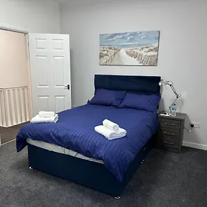  Holiday home 4 Bedroom, Sleeps 8 Comfy Near To Centre And Beaches!